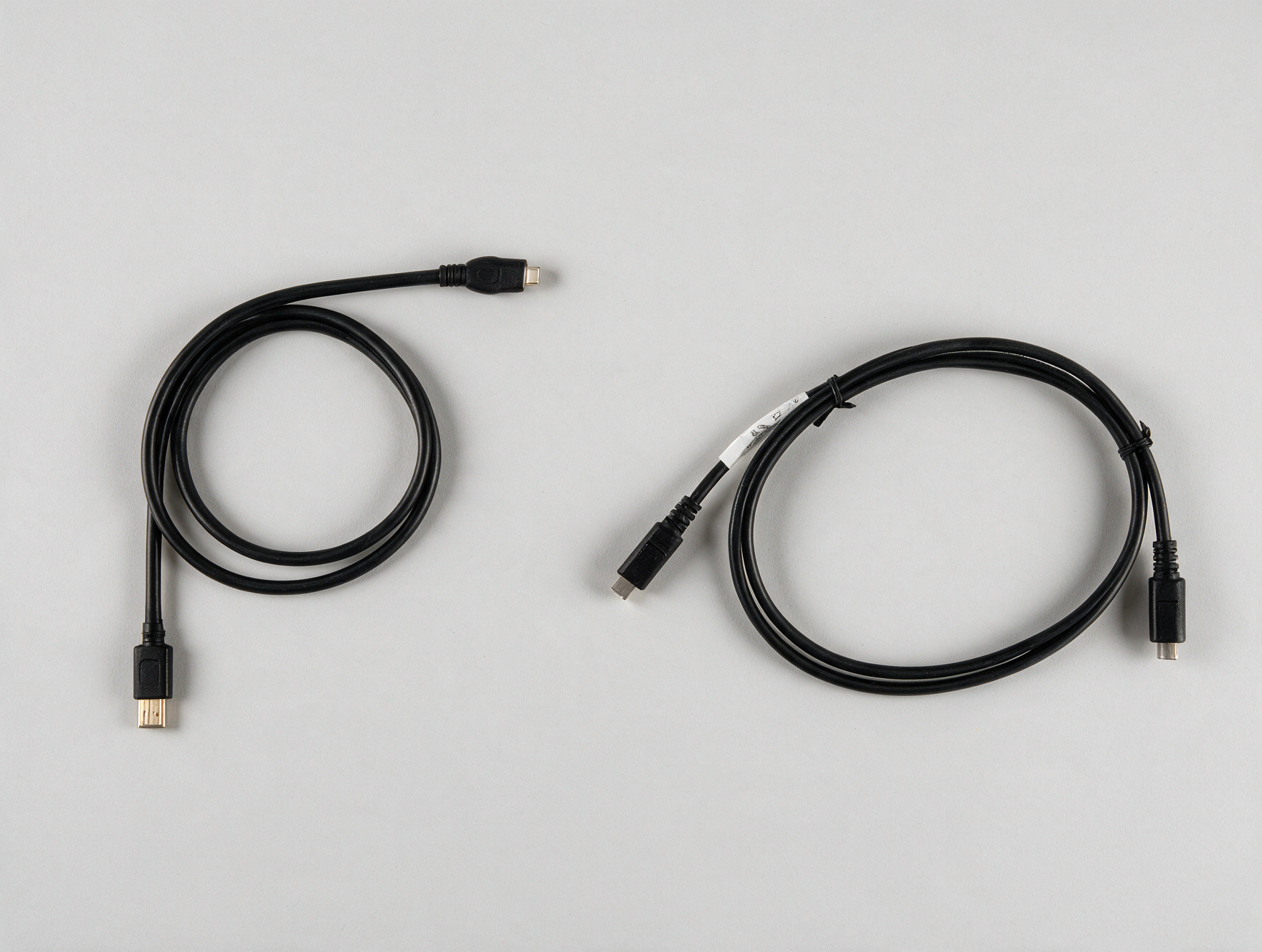 Câbles USB-A vers USB-C et USB-C vers USB-C côte à côte